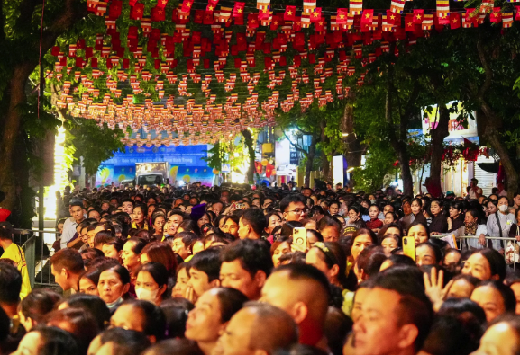 H&agrave;ng ngh&igrave;n người xếp h&agrave;ng trong đ&ecirc;m chi&ecirc;m b&aacute;i x&aacute; lợi Đức Phật - Ảnh 1.