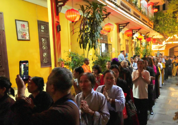 H&agrave;ng ngh&igrave;n người xếp h&agrave;ng trong đ&ecirc;m chi&ecirc;m b&aacute;i x&aacute; lợi Đức Phật - Ảnh 3.