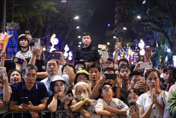 H&agrave;ng ngh&igrave;n người xếp h&agrave;ng trong đ&ecirc;m chi&ecirc;m b&aacute;i x&aacute; lợi Đức Phật - Ảnh 8.