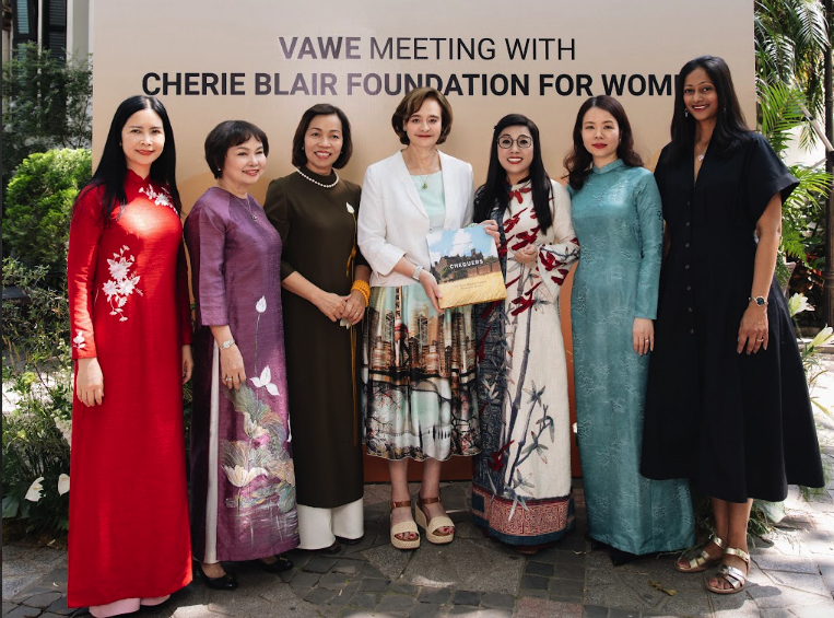 Phu nhân Thủ tướng, bà Lê Thị Bích Trân tặng Phu nhân nguyên Thủ tướng Anh bức tranh đặc biệt- Ảnh 2.