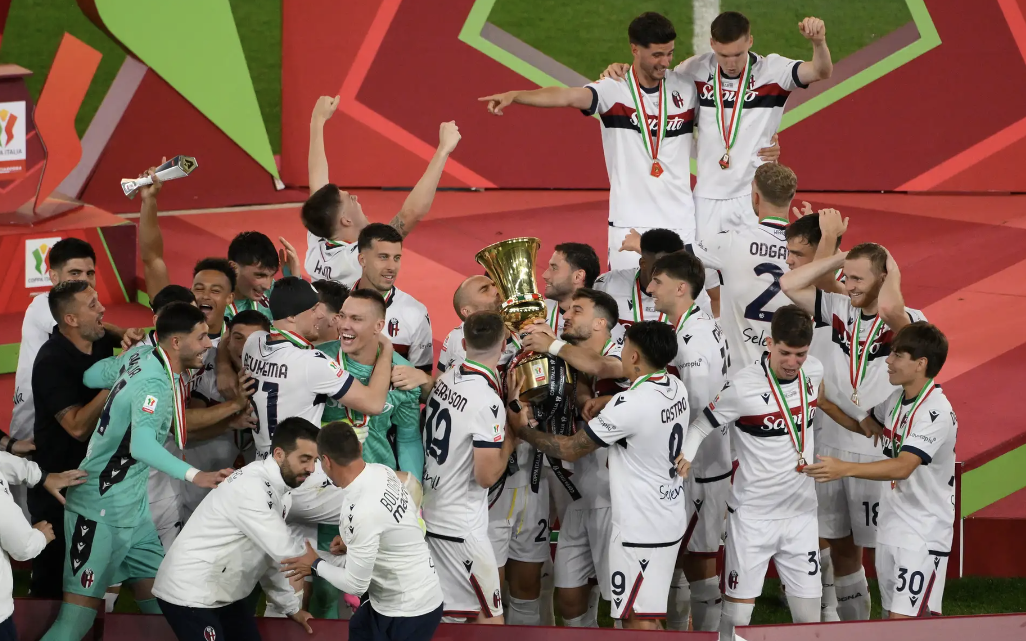 Hạ "ông lớn" AC Milan, Bologna đoạt Coppa Italia sau nửa thế kỷ