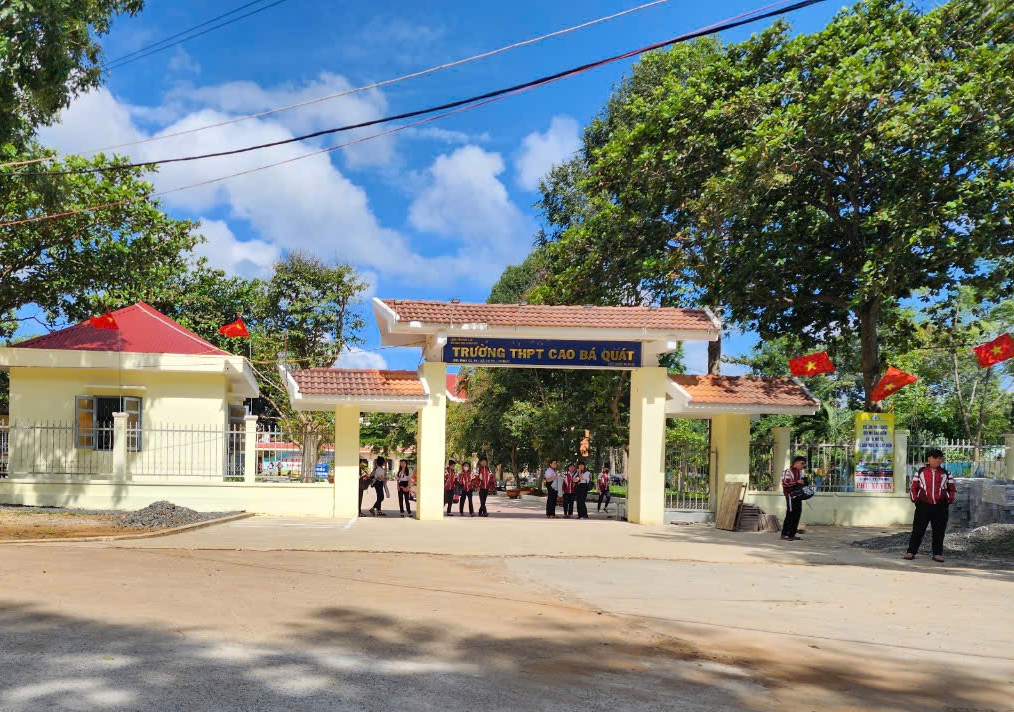 Vụ nhiều học sinh lớp 12 "tự nguyện" xin nghỉ học: 3 em đ&atilde; được đi học lại- Ảnh 1.