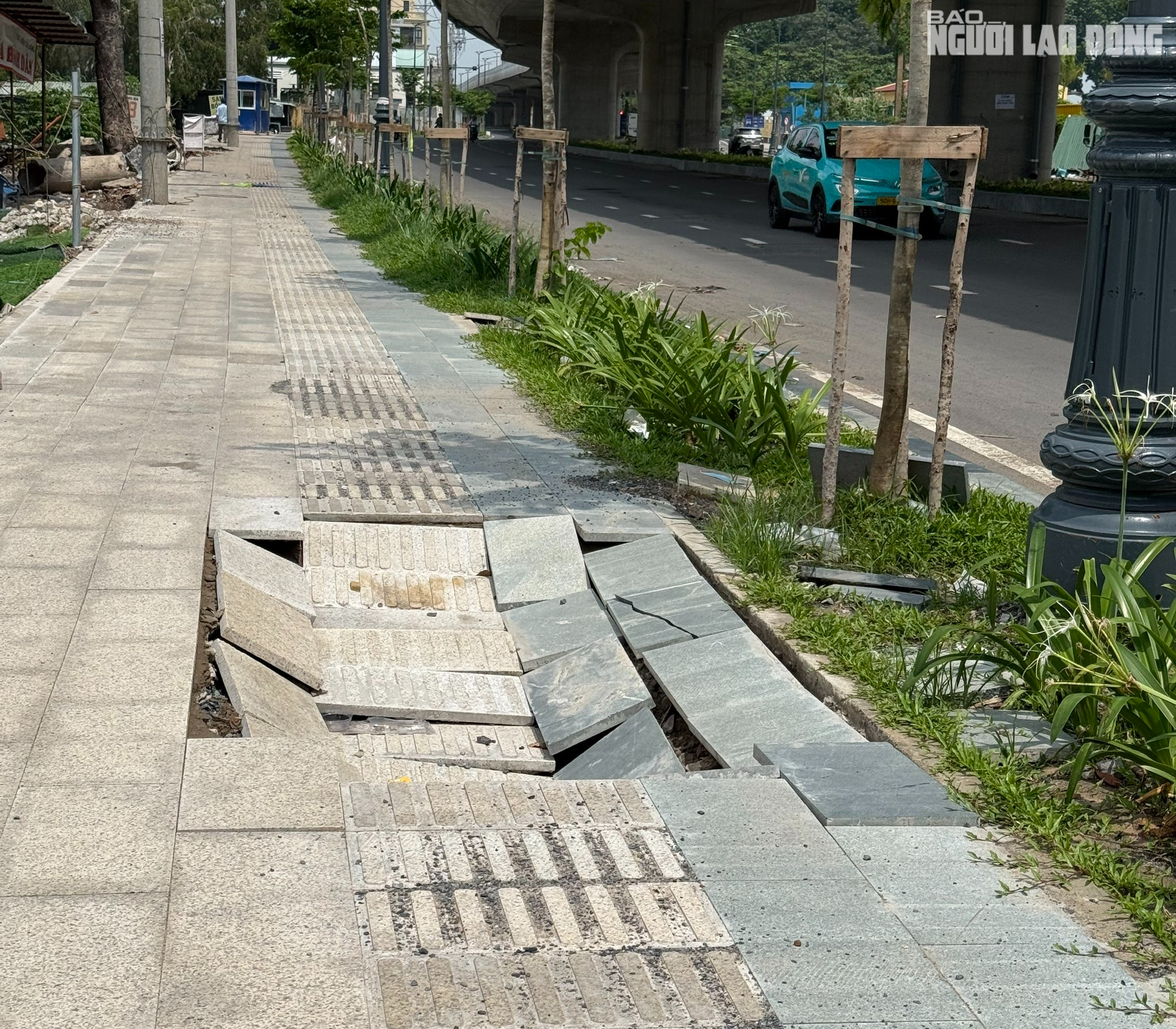 Vì sao vỉa hè trên đường vào nhà ga T3 bị sụt lún dù mới đưa vào hoạt động?- Ảnh 1.