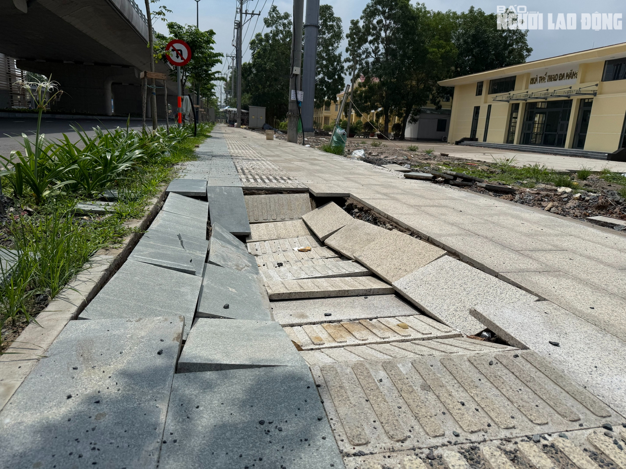 Vì sao vỉa hè trên đường vào nhà ga T3 bị sụt lún dù mới đưa vào hoạt động?- Ảnh 2.