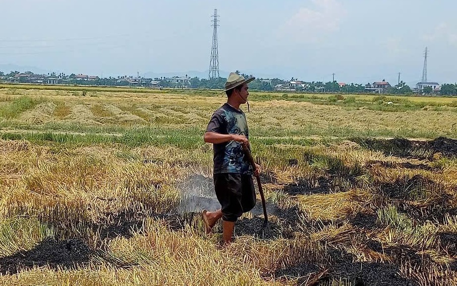 Đốt rơm rạ, một nông dân nhận cái kết "đắng" vì bỏ chạy