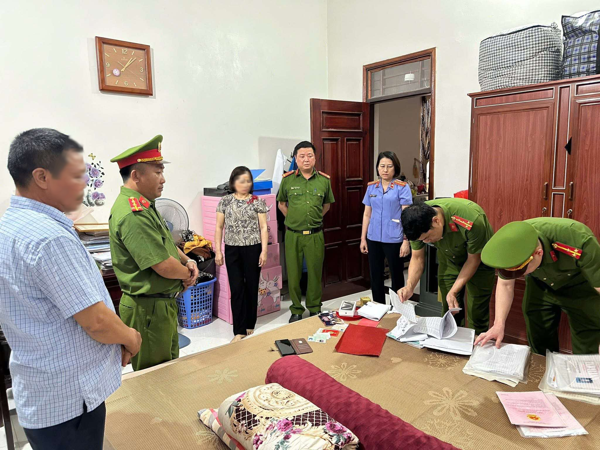 Một chủ tịch UBND x&atilde; bị giữ người, kh&aacute;m x&eacute;t khẩn cấp- Ảnh 2.