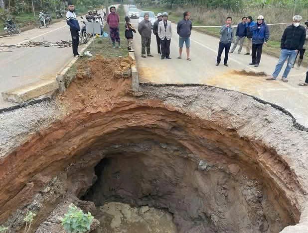 C&ocirc;ng bố t&igrave;nh huống khẩn cấp về thi&ecirc;n tai khi xuất hiện 7 &ldquo;hố tử thần&rdquo; - Ảnh 1.