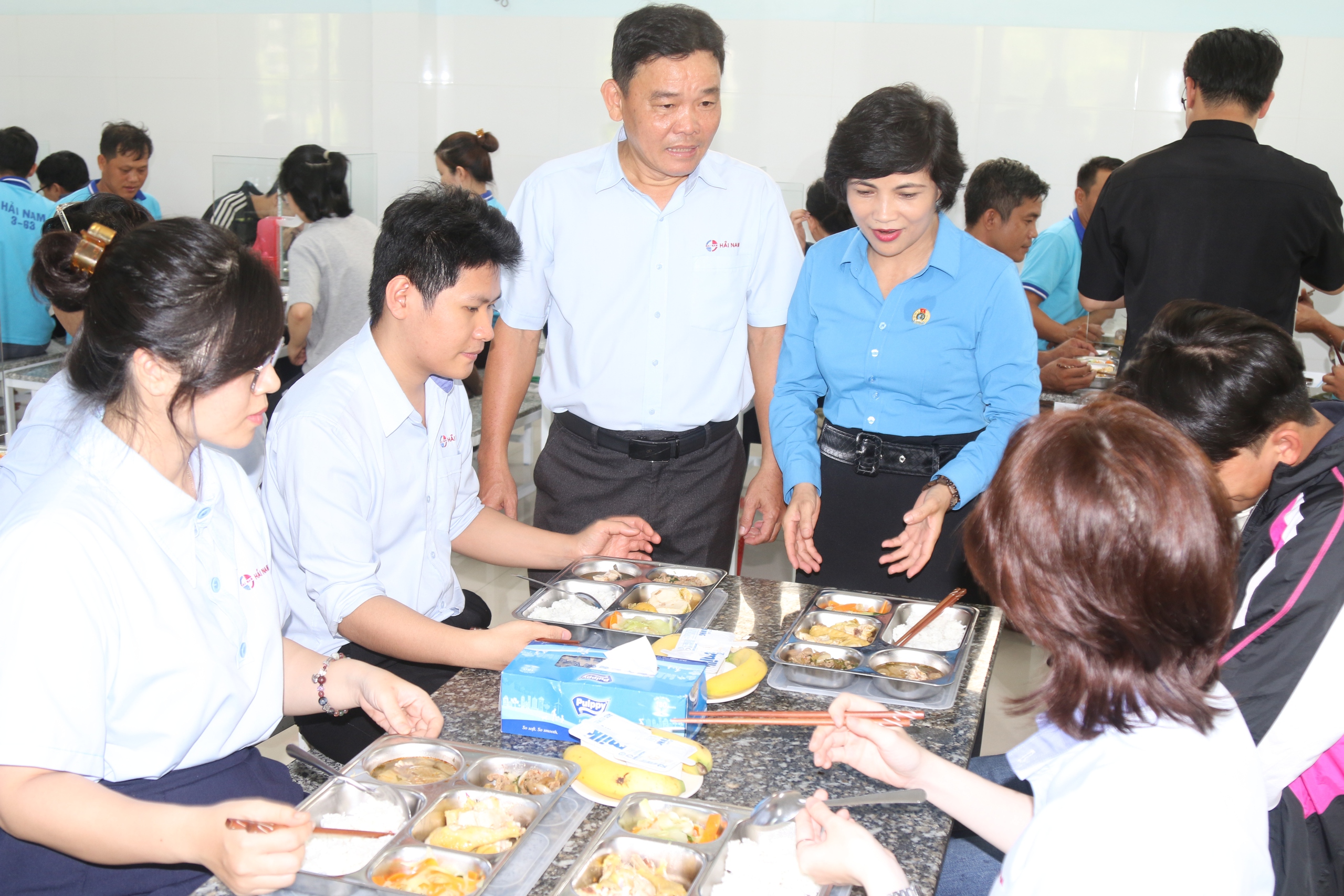 Ấm áp "Bữa cơm Công đoàn" cùng người lao động- Ảnh 2.