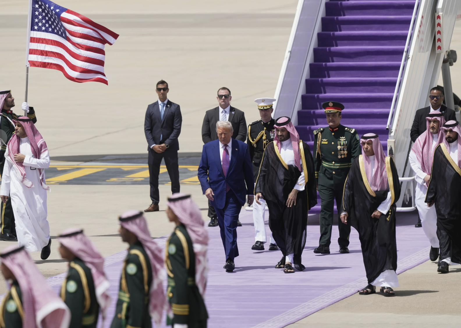Động th&aacute;i t&aacute;o bạo của Tổng thống Donald Trump tại Ả Rập Saudi- Ảnh 1.