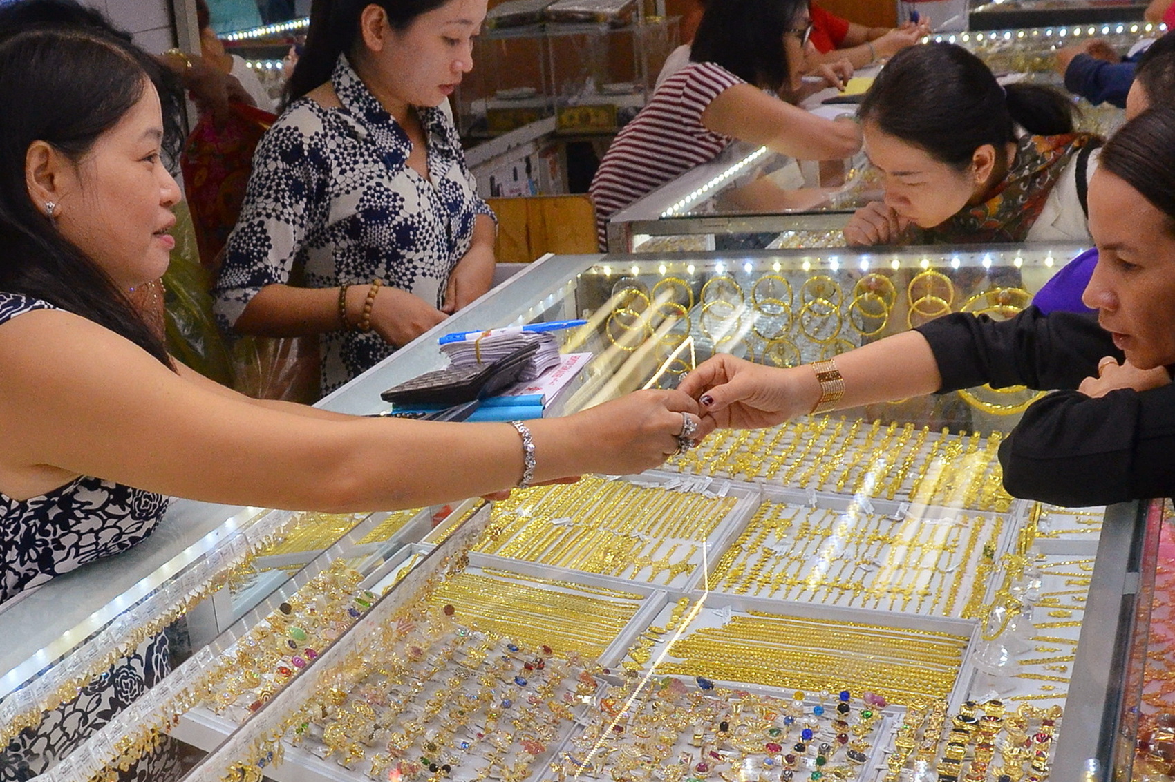 Gi&aacute; v&agrave;ng h&ocirc;m nay, 15-5: Lao dốc đ&aacute;ng kể, đua nhau chốt lời- Ảnh 1.
