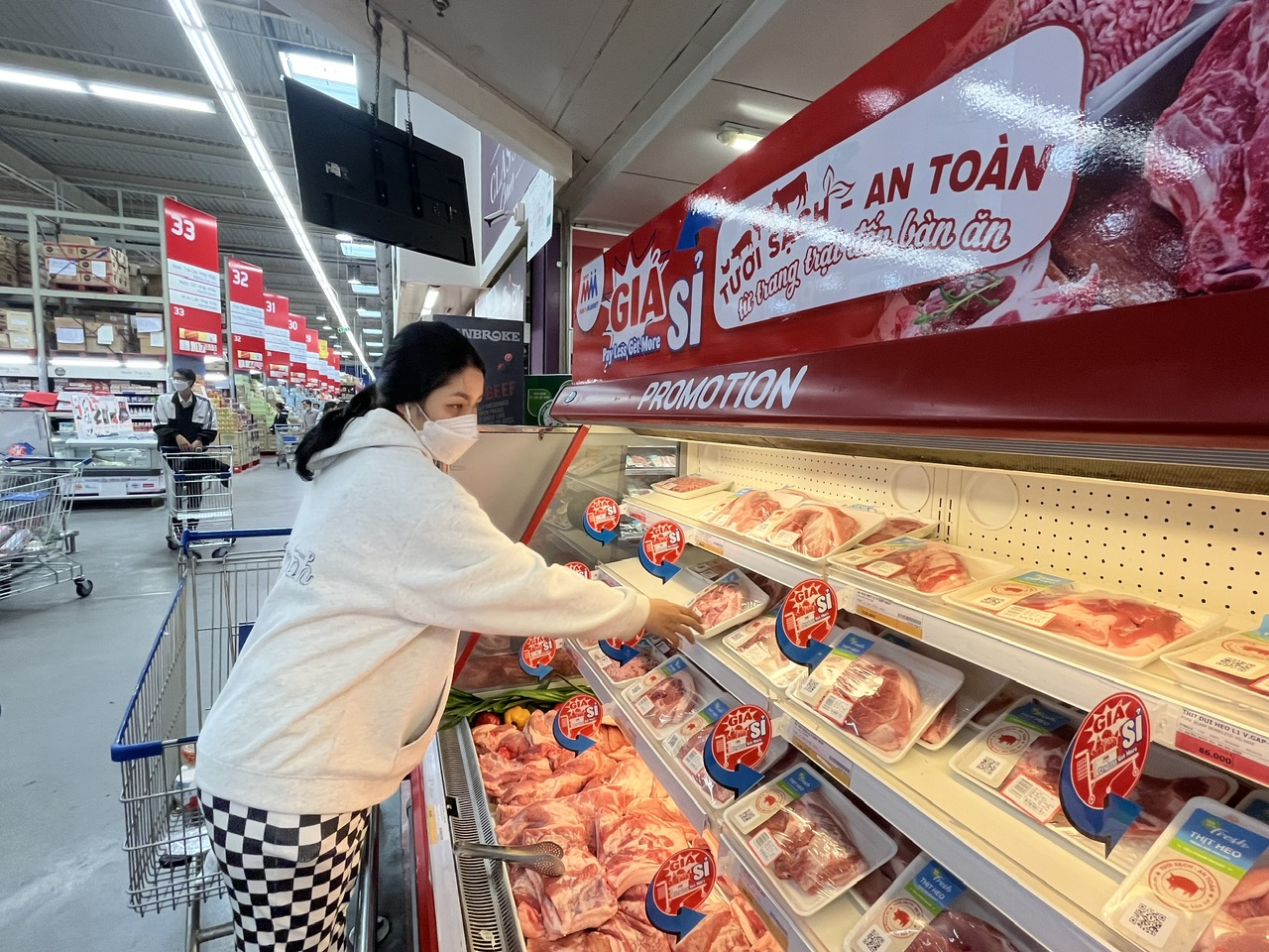 Gi&aacute; heo hơi h&ocirc;m nay 14-5: Heo hơi miền Nam vọt l&ecirc;n 75.000 đồng/kg, cao nhất cả nước  - Ảnh 1.