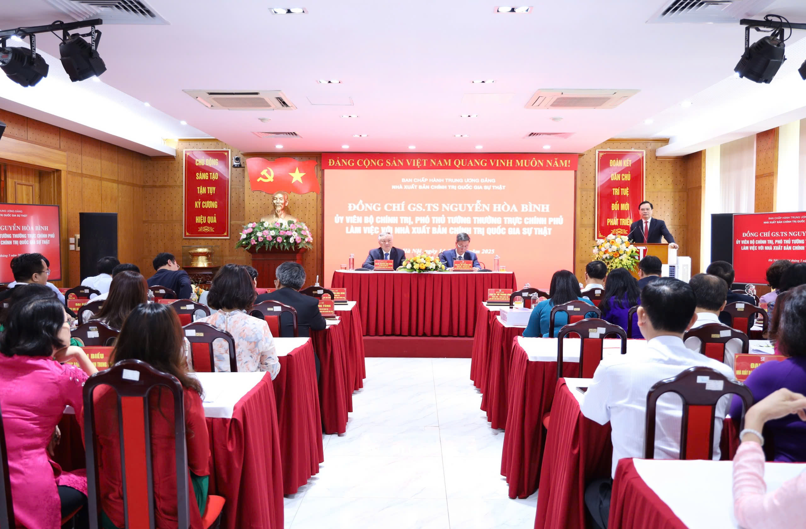 Ph&oacute; Thủ tướng Nguyễn H&ograve;a B&igrave;nh dự Lễ ra mắt "Tủ s&aacute;ch điện tử Chủ tịch Hồ Ch&iacute; Minh"- Ảnh 3.
