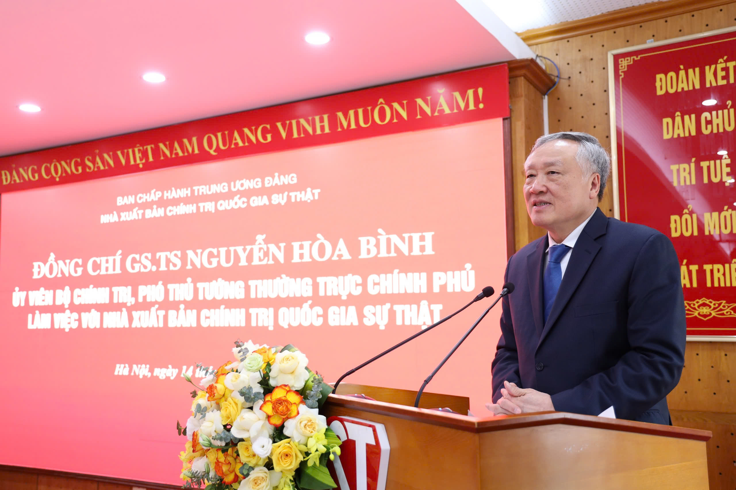 Ph&oacute; Thủ tướng Nguyễn H&ograve;a B&igrave;nh dự Lễ ra mắt "Tủ s&aacute;ch điện tử Chủ tịch Hồ Ch&iacute; Minh"- Ảnh 1.