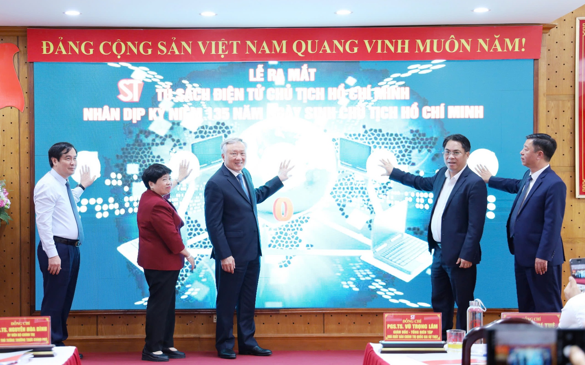 Phó Thủ tướng Nguyễn Hòa Bình dự Lễ ra mắt "Tủ sách điện tử Chủ tịch Hồ Chí Minh"