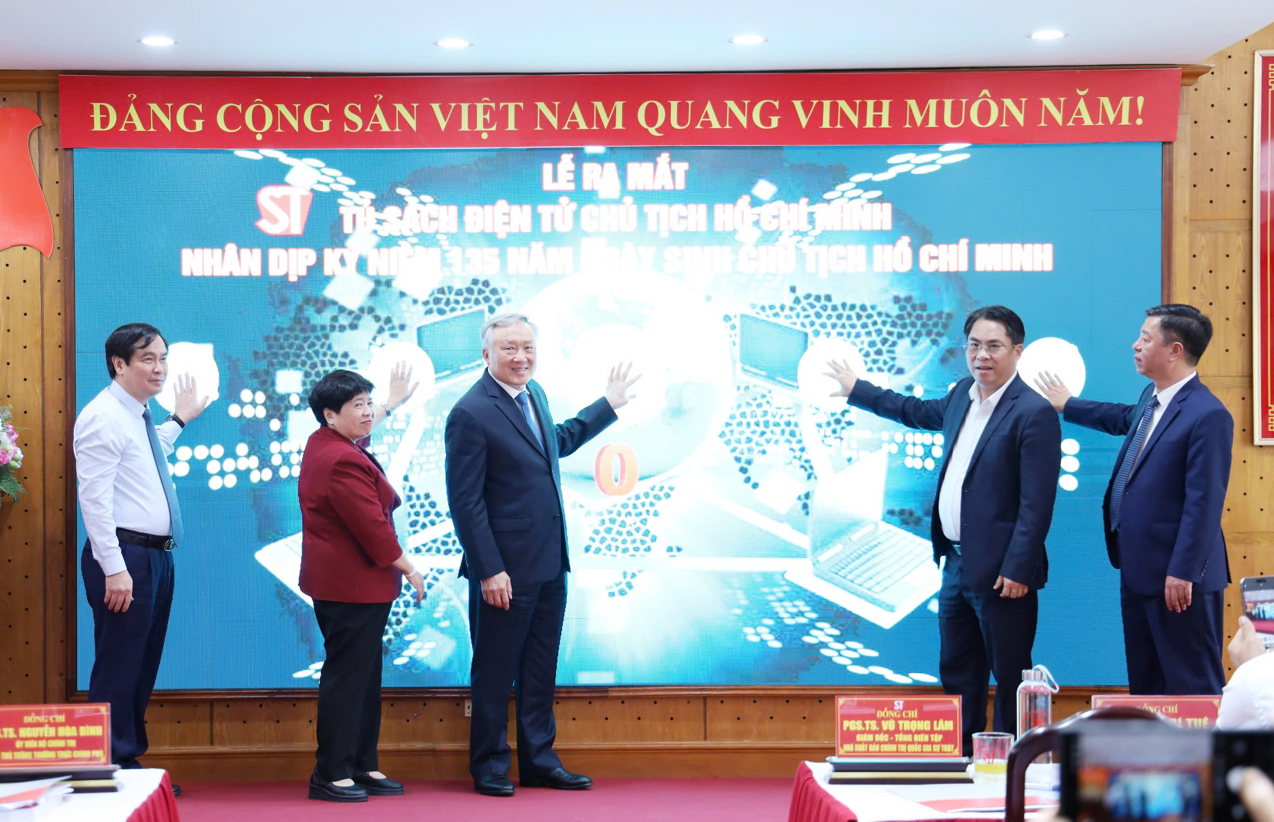 Ph&oacute; Thủ tướng Nguyễn H&ograve;a B&igrave;nh dự Lễ ra mắt "Tủ s&aacute;ch điện tử Chủ tịch Hồ Ch&iacute; Minh"- Ảnh 2.