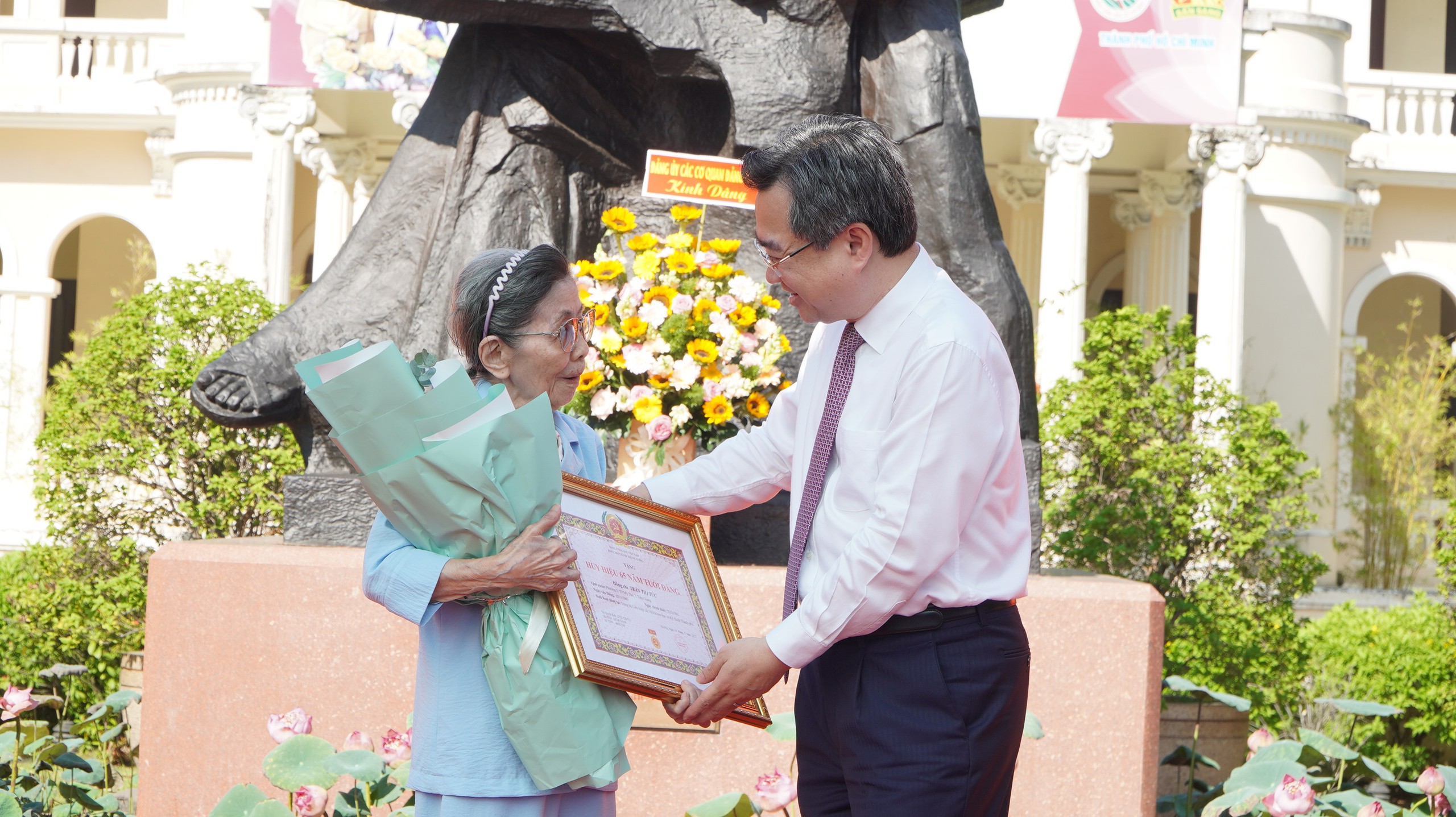 Đảng ủy các cơ quan Đảng TP HCM trao Huy hiệu Đảng và khen thưởng công trình thi đua tiêu biểu - Ảnh 1.