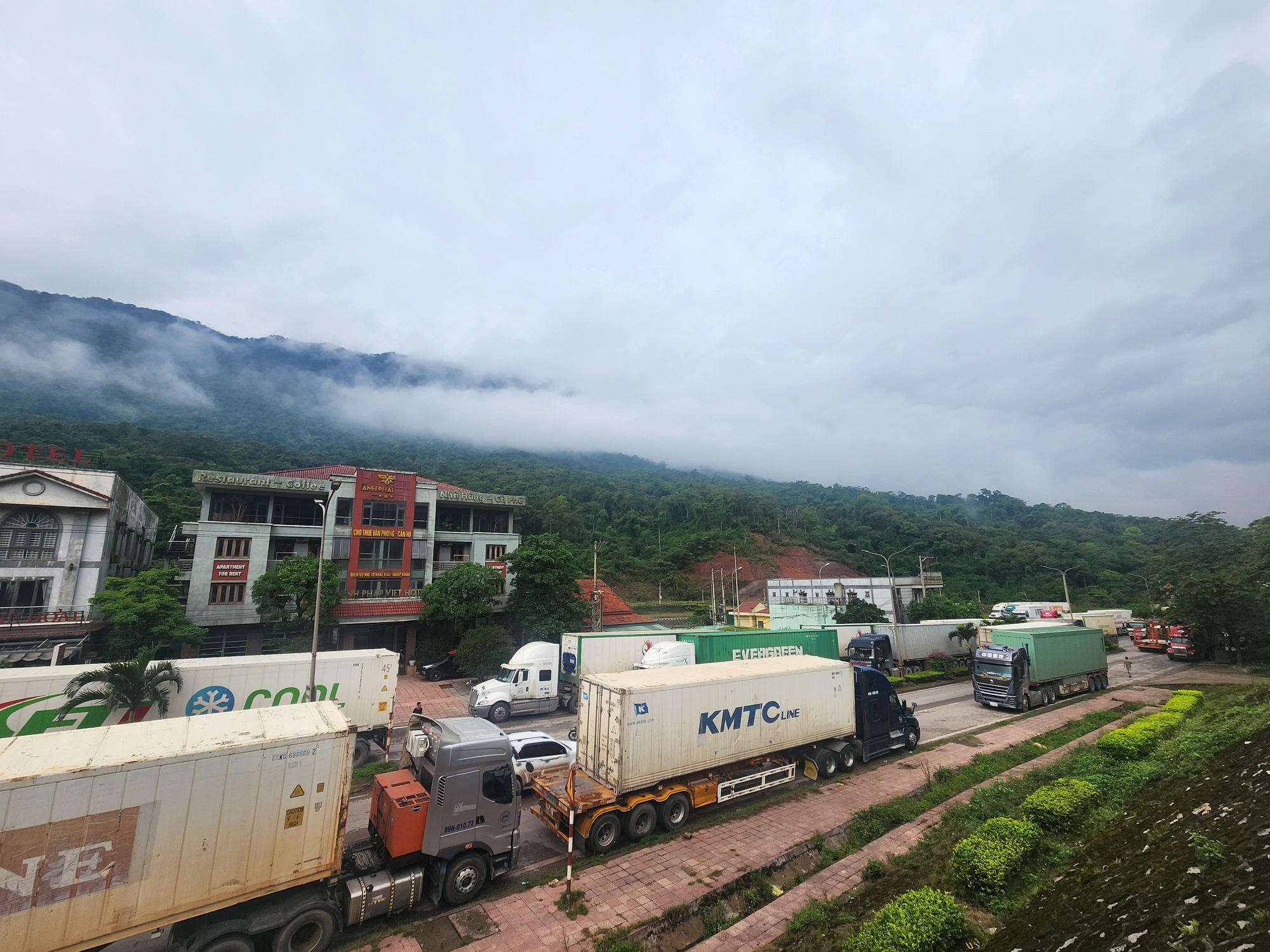 Cửa khẩu Cha Lo "t&ecirc; liệt" cả ng&agrave;y, v&igrave; sao đến s&aacute;ng nay mới th&ocirc;ng xe?- Ảnh 1.