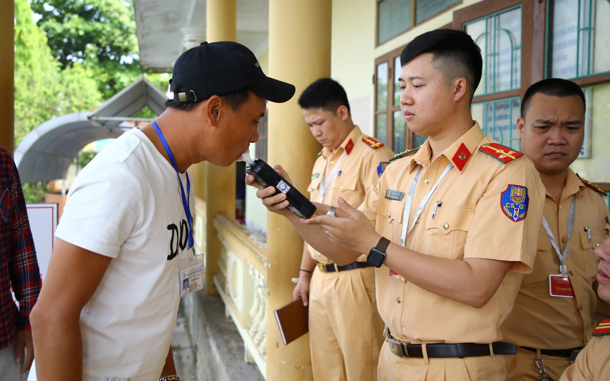 Thí sinh ở Quảng Bình bất ngờ vì phải đo nồng độ cồn trước khi sát hạch lái xe sáng nay 15-5