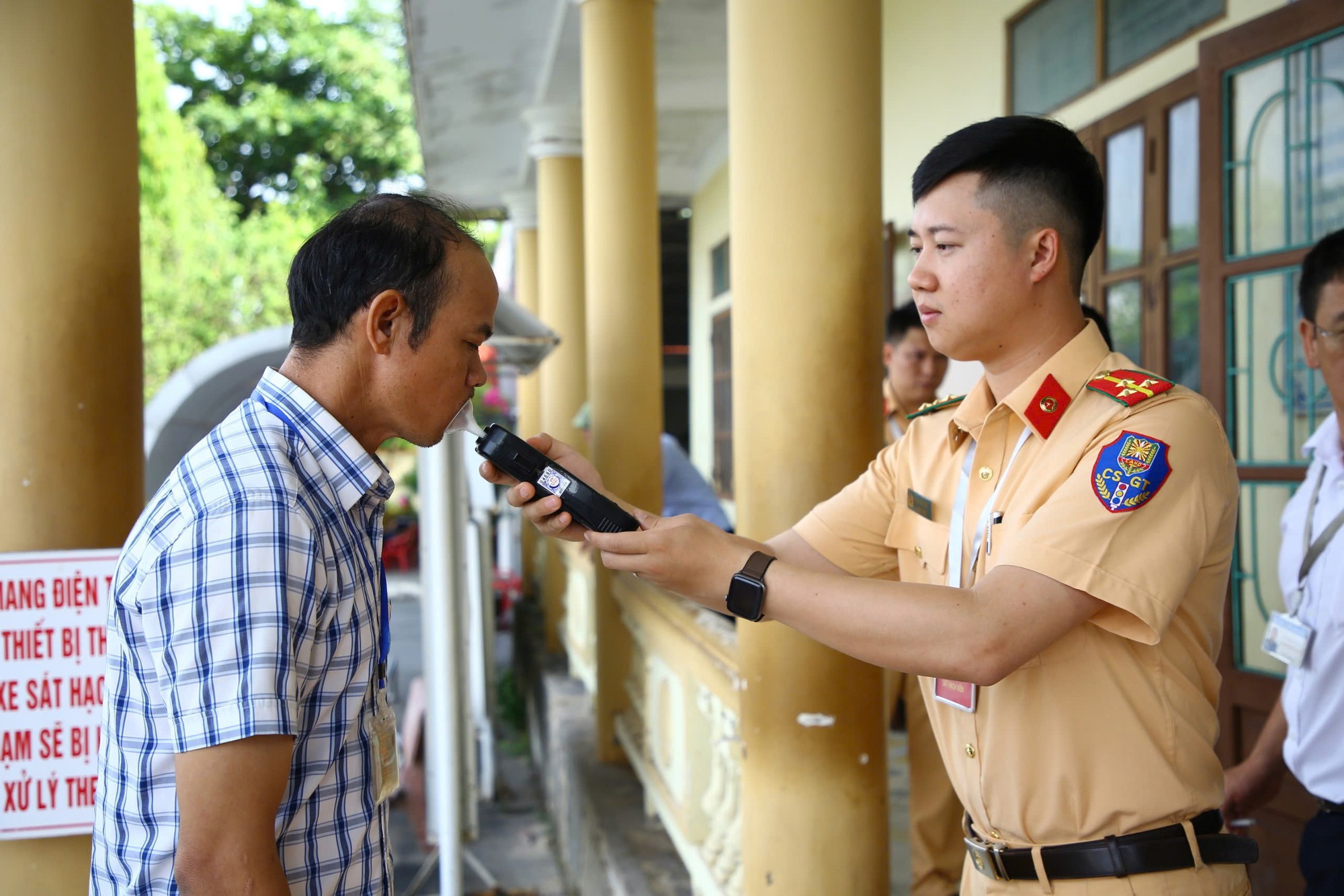 Th&iacute; sinh ở Quảng B&igrave;nh bất ngờ v&igrave; phải đo nồng độ cồn trước khi s&aacute;t hạch l&aacute;i xe s&aacute;ng nay 15-5- Ảnh 4.