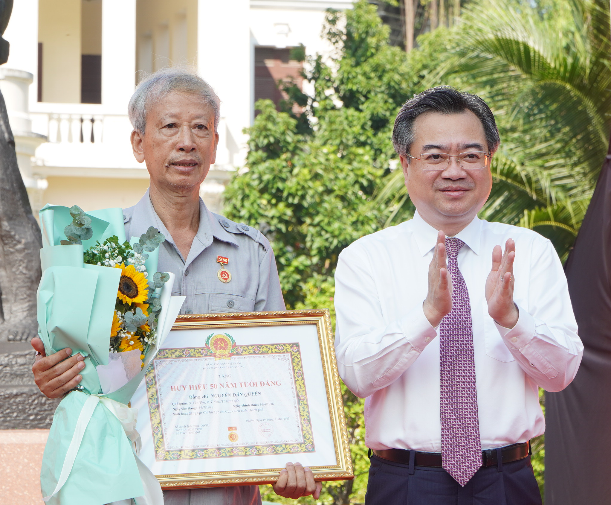 Đảng ủy các cơ quan Đảng TP HCM trao Huy hiệu Đảng và khen thưởng công trình thi đua tiêu biểu - Ảnh 2.