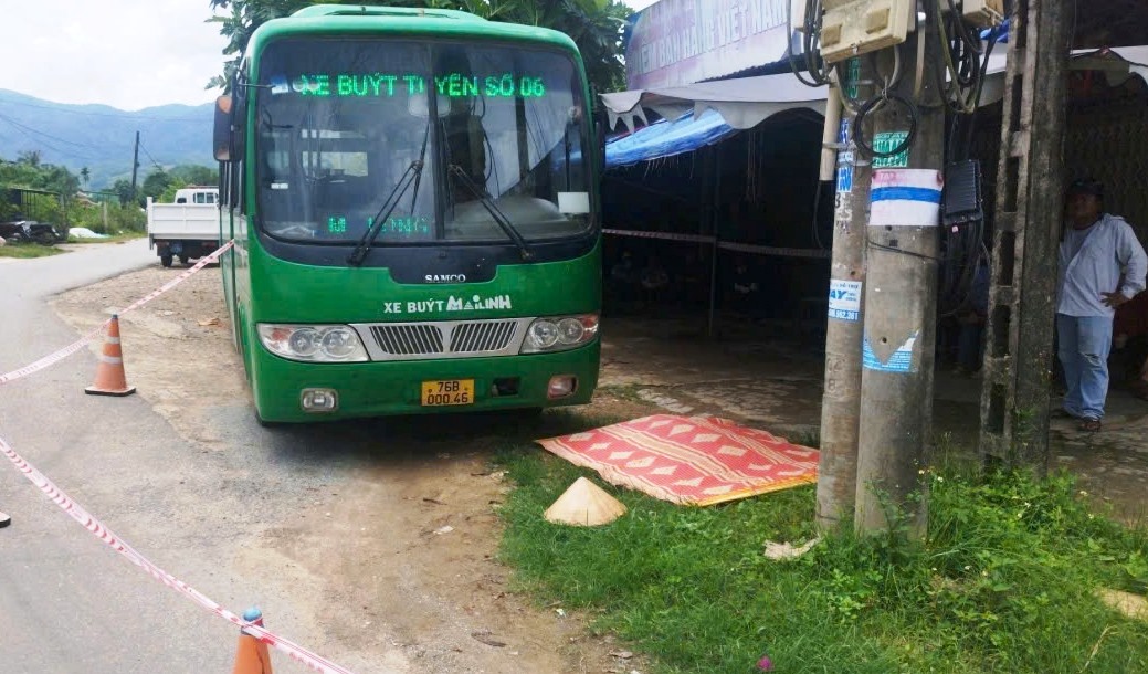 Xe bu&yacute;t tr&ocirc;i tự do, phụ xe xả th&acirc;n ngăn chặn bị t&ocirc;ng tử vong - Ảnh 1.