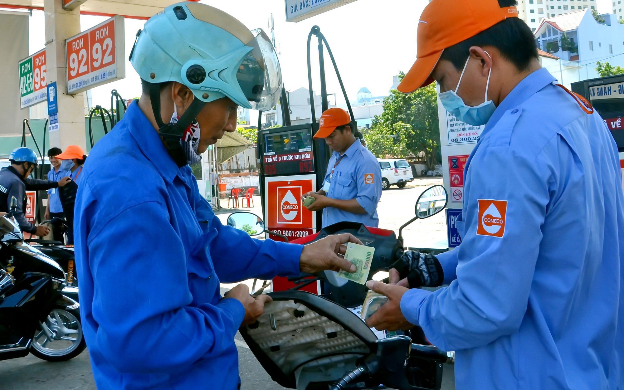 Giá xăng tăng hơn 400 đồng/lít