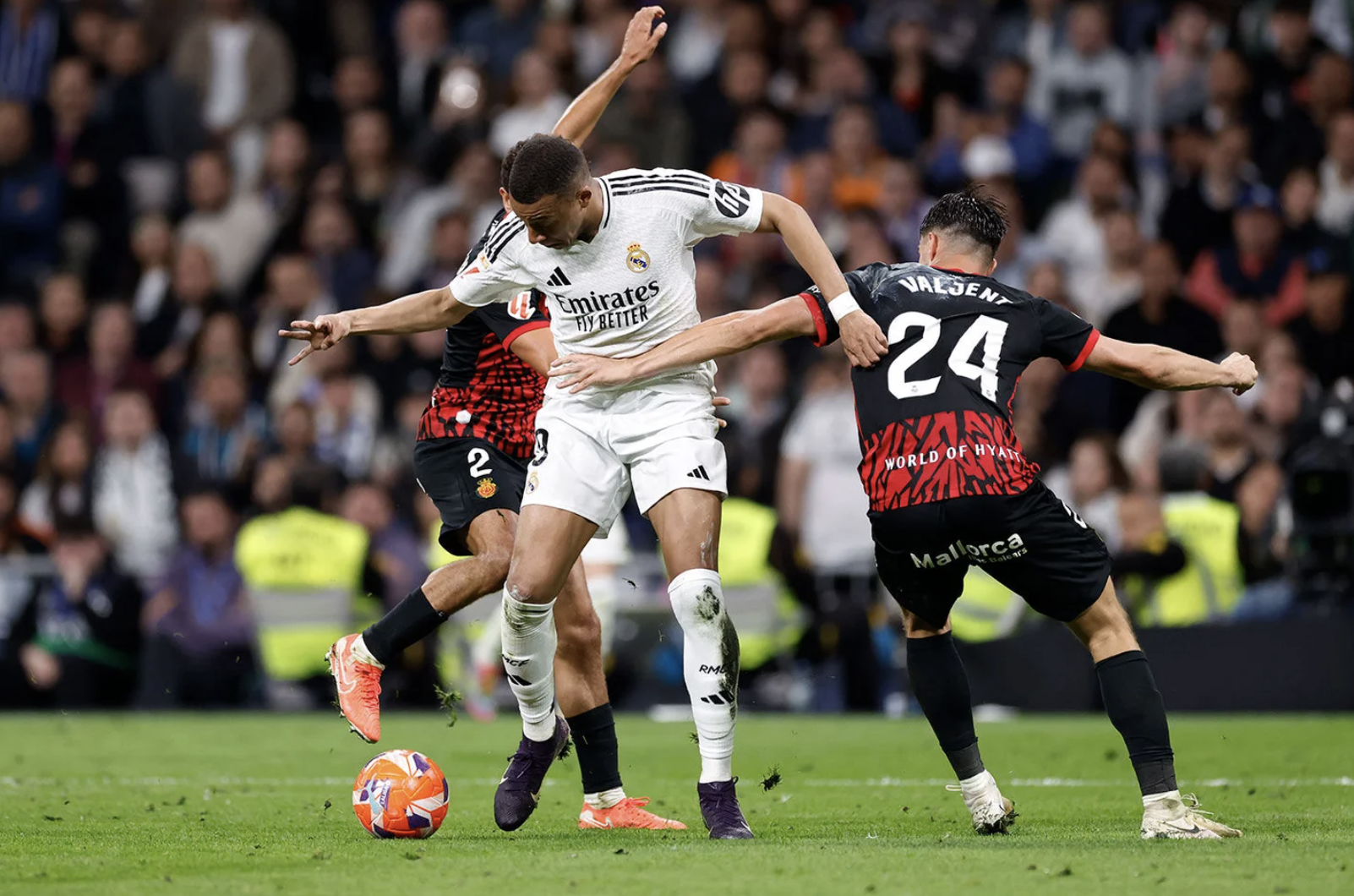Sao trẻ lập c&ocirc;ng, Real Madrid n&iacute;u giữ hy vọng đua tranh La Liga - Ảnh 2.