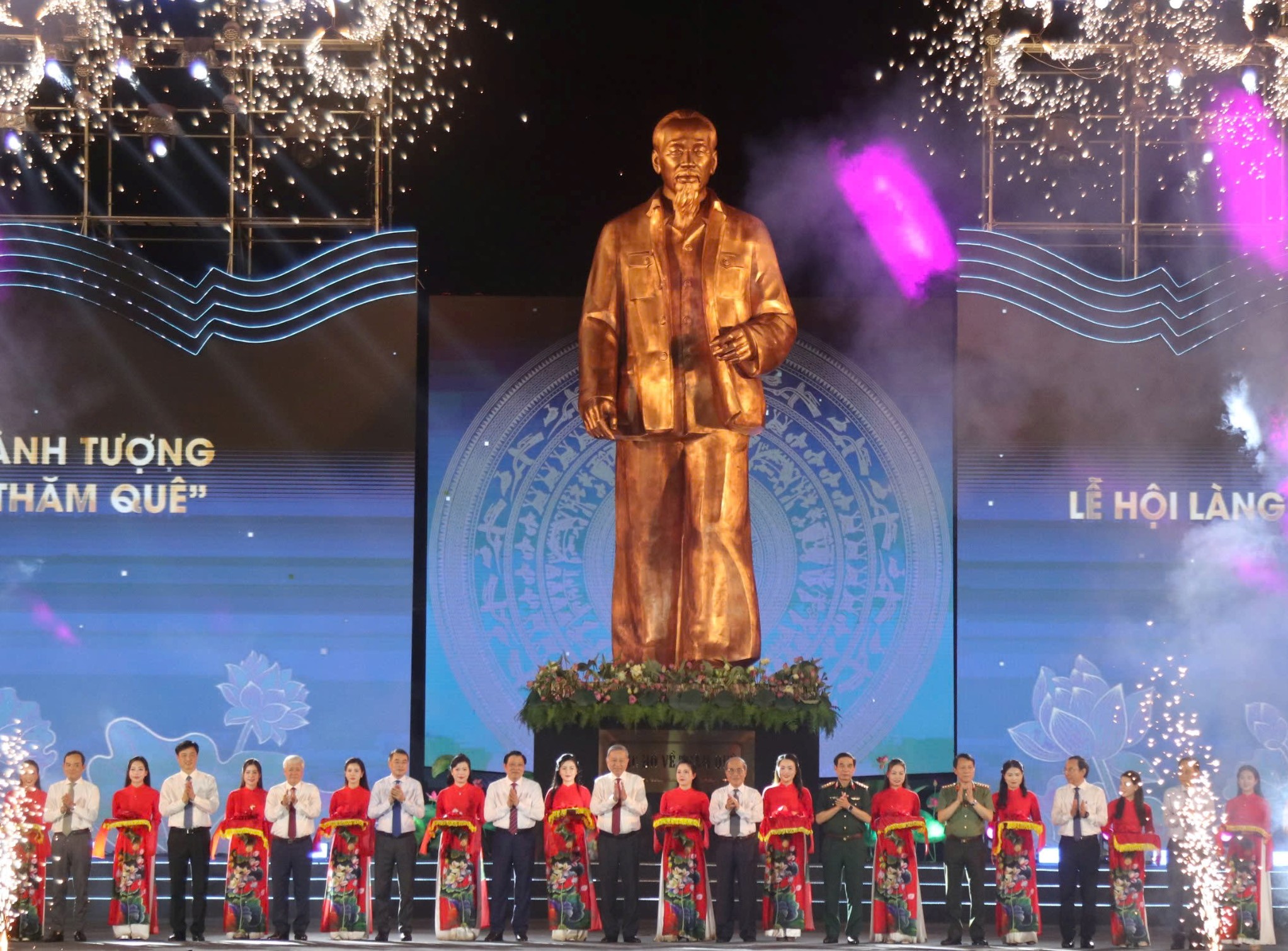 Tổng Bí thư Tô Lâm dự khai mạc Lễ hội Làng Sen và khánh thành Tượng đài Bác Hồ về thăm quê- Ảnh 3.