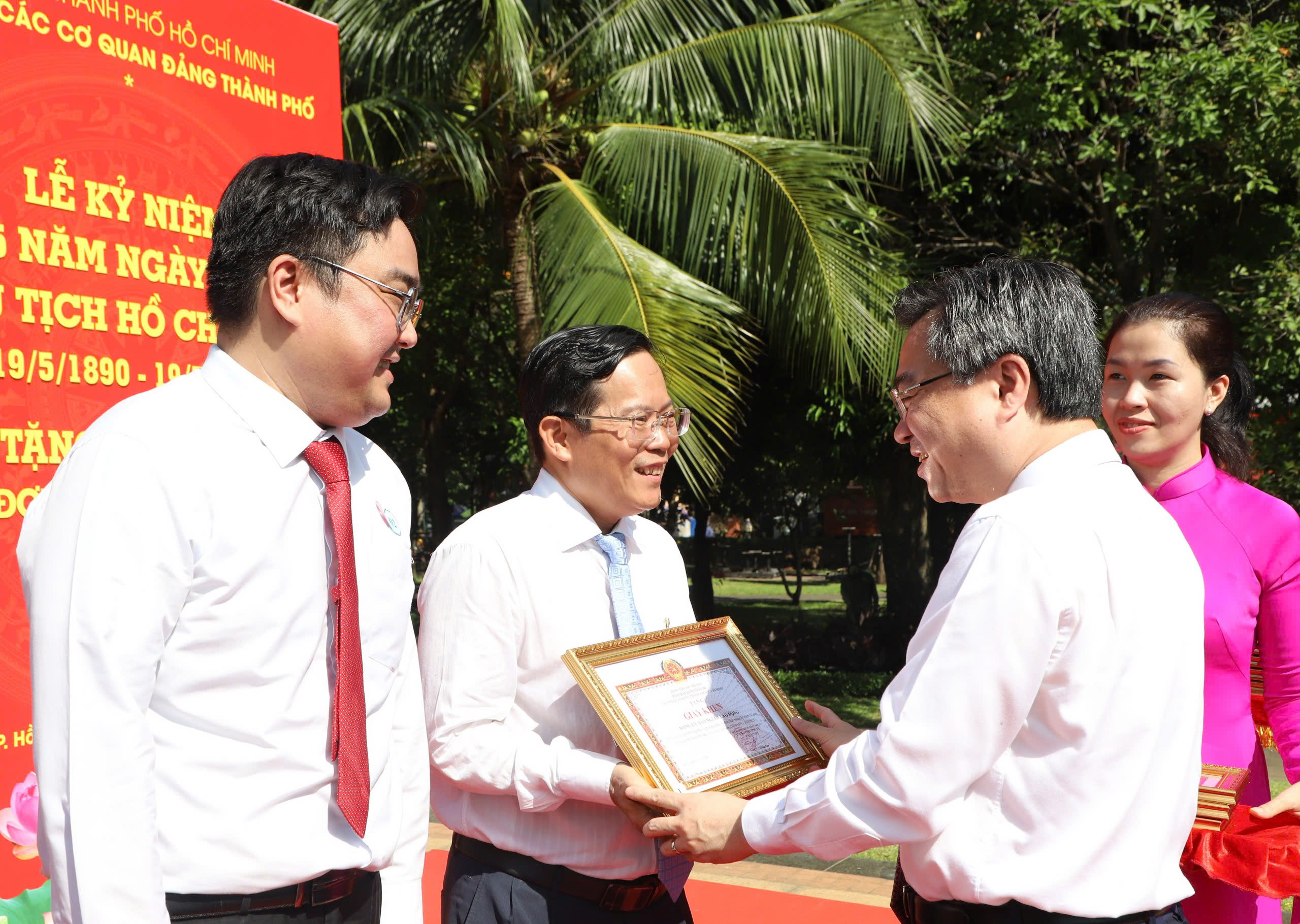 Đảng ủy các cơ quan Đảng TP HCM trao Huy hiệu Đảng và khen thưởng công trình thi đua tiêu biểu - Ảnh 5.