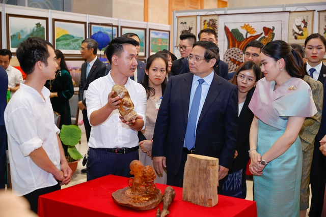 Thủ tướng Việt Nam - Th&aacute;i Lan tham quan triển l&atilde;m sản phẩm thủ c&ocirc;ng mỹ nghệ - Ảnh 7.