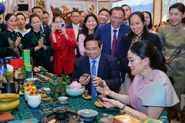 Thủ tướng Việt Nam - Th&aacute;i Lan tham quan triển l&atilde;m sản phẩm thủ c&ocirc;ng mỹ nghệ - Ảnh 8.