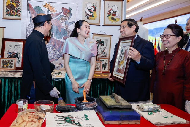 Thủ tướng Việt Nam - Th&aacute;i Lan tham quan triển l&atilde;m sản phẩm thủ c&ocirc;ng mỹ nghệ - Ảnh 11.