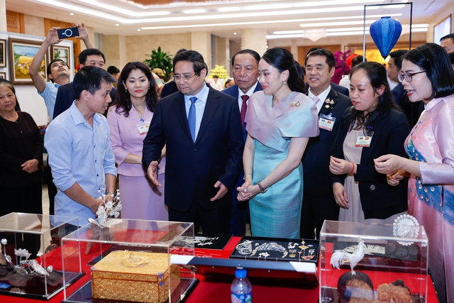 Thủ tướng Việt Nam - Th&aacute;i Lan tham quan triển l&atilde;m sản phẩm thủ c&ocirc;ng mỹ nghệ - Ảnh 3.