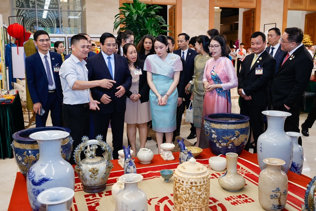 Thủ tướng Việt Nam - Th&aacute;i Lan tham quan triển l&atilde;m sản phẩm thủ c&ocirc;ng mỹ nghệ - Ảnh 4.