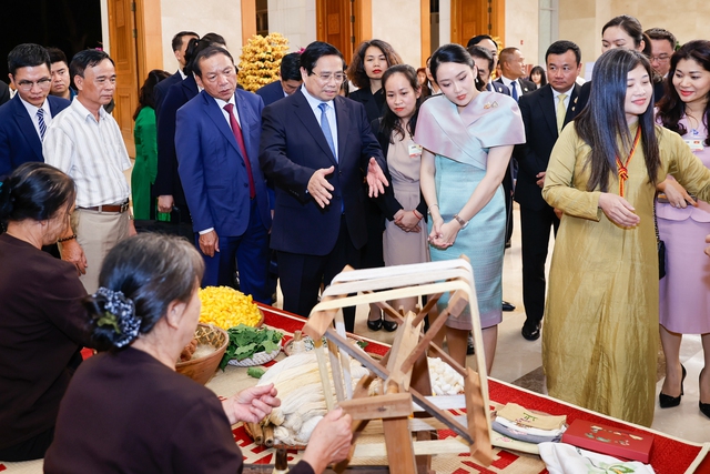 Thủ tướng Việt Nam - Th&aacute;i Lan tham quan triển l&atilde;m sản phẩm thủ c&ocirc;ng mỹ nghệ - Ảnh 12.