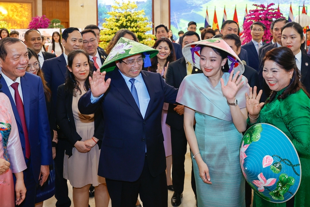 Thủ tướng Việt Nam - Th&aacute;i Lan tham quan triển l&atilde;m sản phẩm thủ c&ocirc;ng mỹ nghệ - Ảnh 15.
