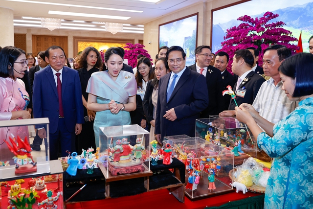 Thủ tướng Việt Nam - Th&aacute;i Lan tham quan triển l&atilde;m sản phẩm thủ c&ocirc;ng mỹ nghệ - Ảnh 6.