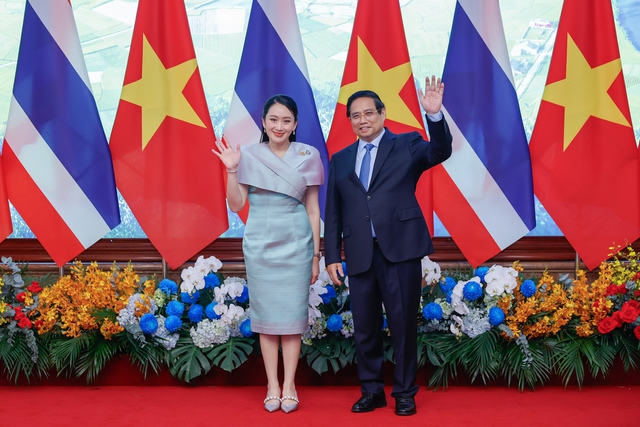 Thủ tướng Việt Nam - Th&aacute;i Lan tham quan triển l&atilde;m sản phẩm thủ c&ocirc;ng mỹ nghệ - Ảnh 1.