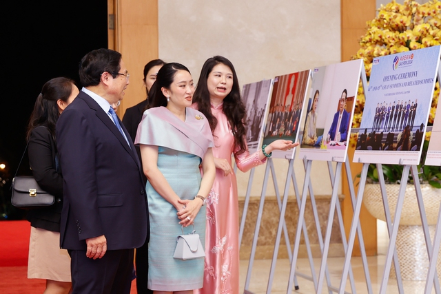 Thủ tướng Việt Nam - Th&aacute;i Lan tham quan triển l&atilde;m sản phẩm thủ c&ocirc;ng mỹ nghệ - Ảnh 16.