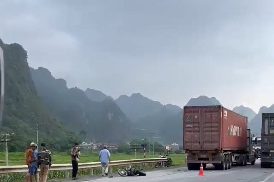 Tai nạn liên hoàn giữa xe đầu kéo và 3 xe máy, 2 người thương vong- Ảnh 1.