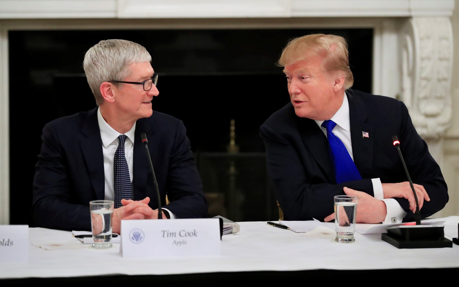 Ông Donald Trump đưa ra yêu cầu đặc biệt về iPhone với CEO Apple