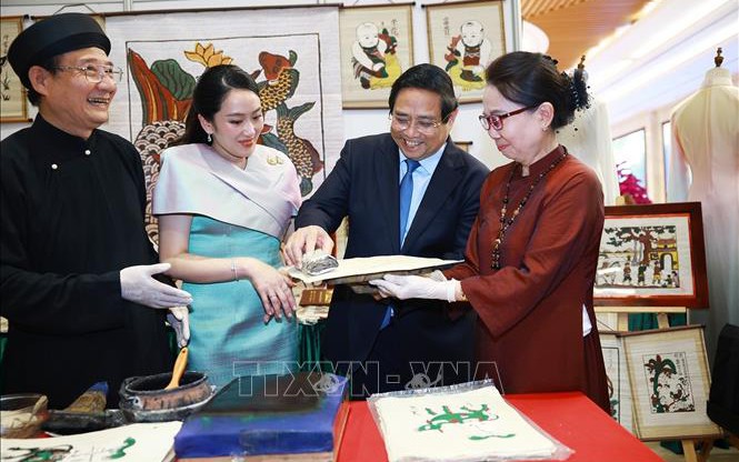 Thủ tướng Việt Nam - Thái Lan cùng trải nghiệm làm tranh dân gian Đông Hồ