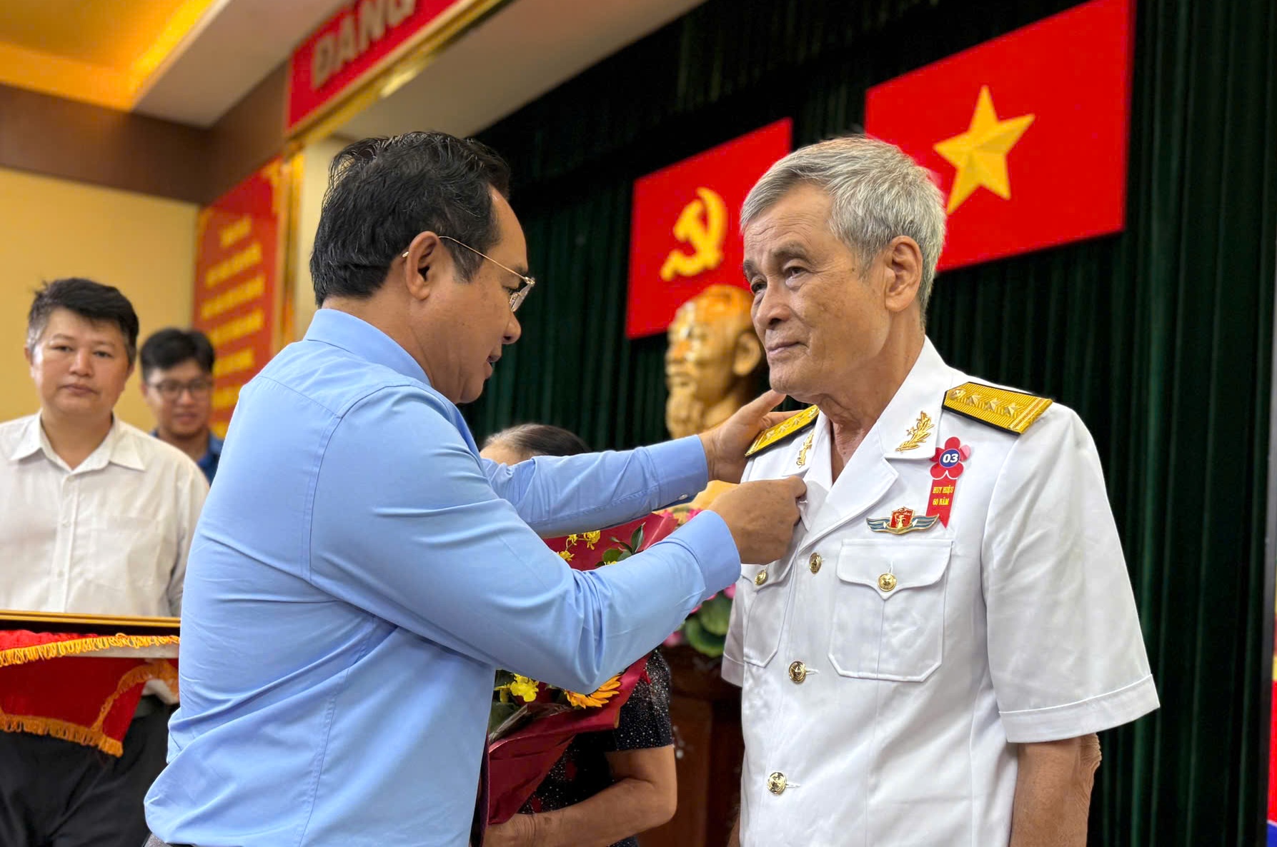 TP HCM: Quận 1 biểu dương điển hình học Bác, trao Huy hiệu Đảng dịp sinh nhật Người- Ảnh 1.