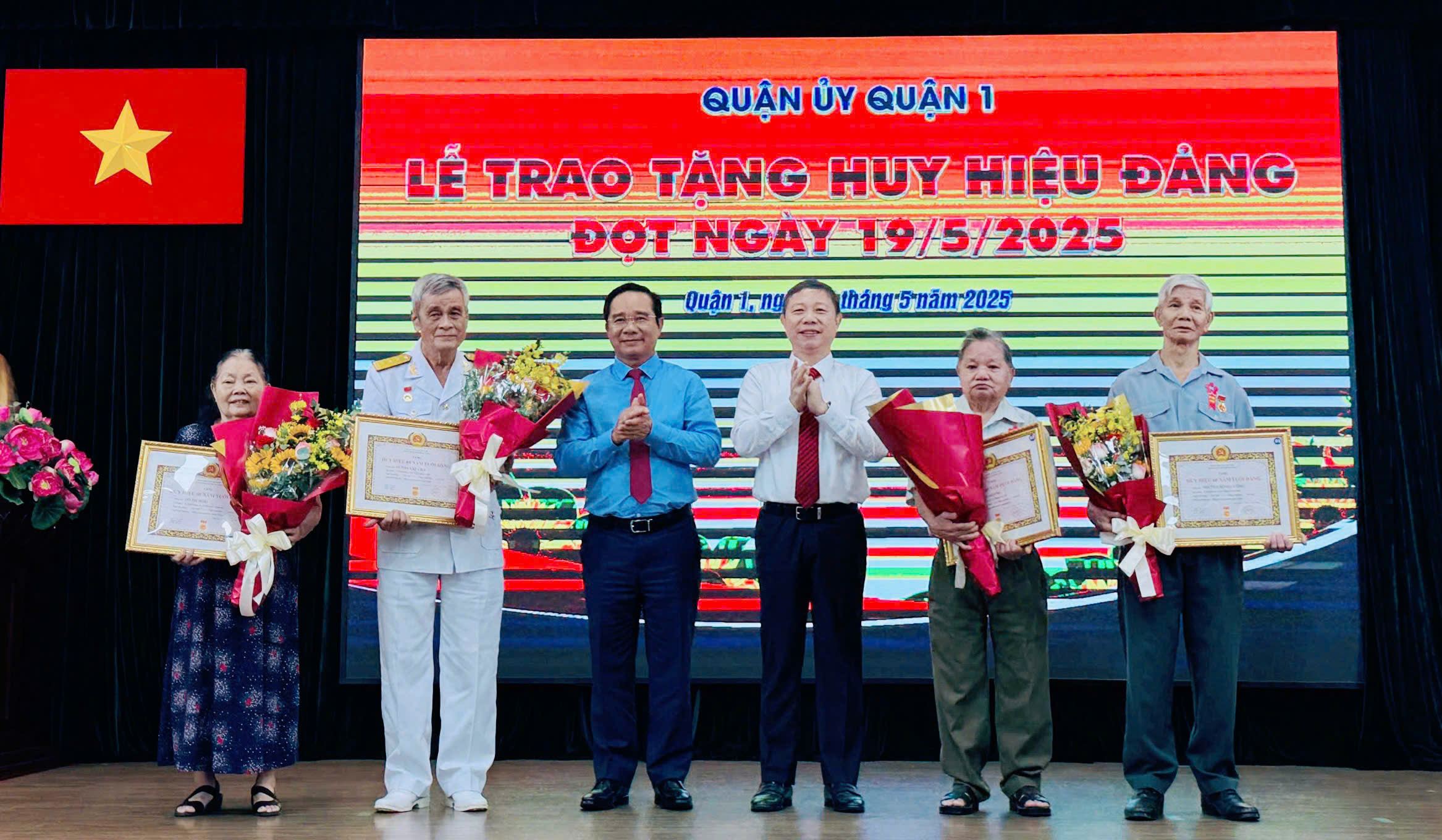 TP HCM: Quận 1 biểu dương điển hình học Bác, trao Huy hiệu Đảng dịp sinh nhật Người- Ảnh 3.