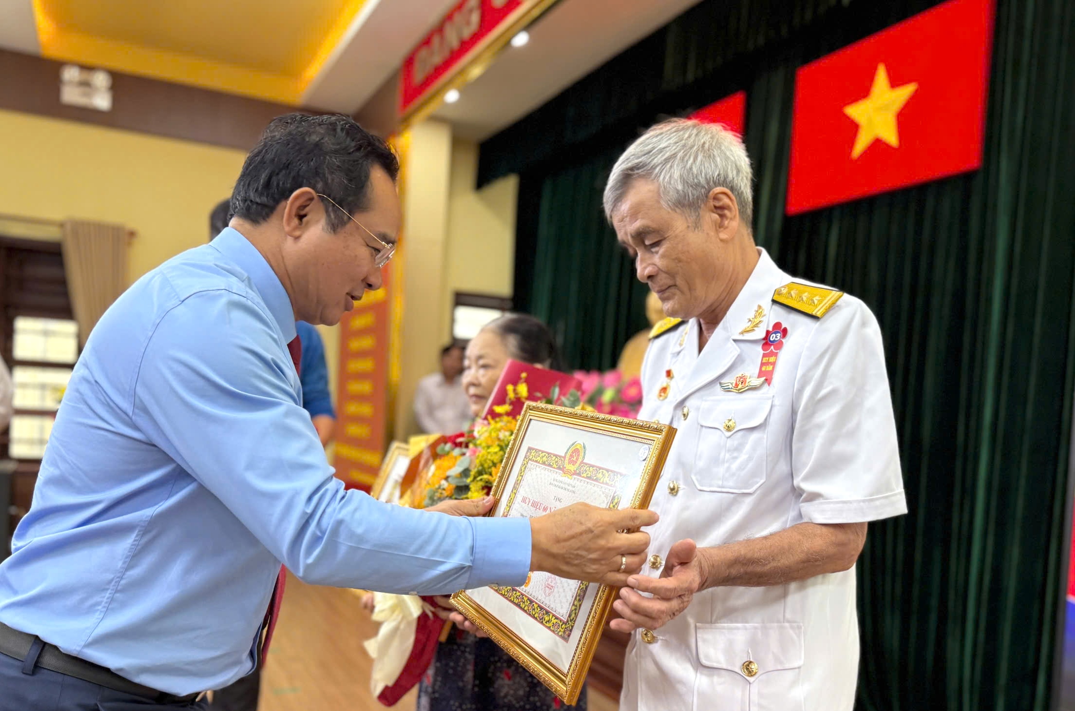 TP HCM: Quận 1 biểu dương điển hình học Bác, trao Huy hiệu Đảng dịp sinh nhật Người- Ảnh 2.