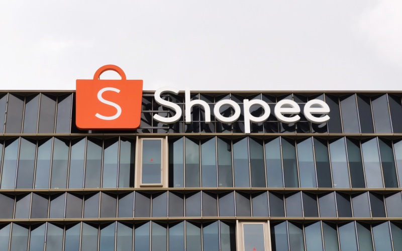Người mua hàng trên Shopee chính thức không ở nhà nhưng vẫn nhận được hàng