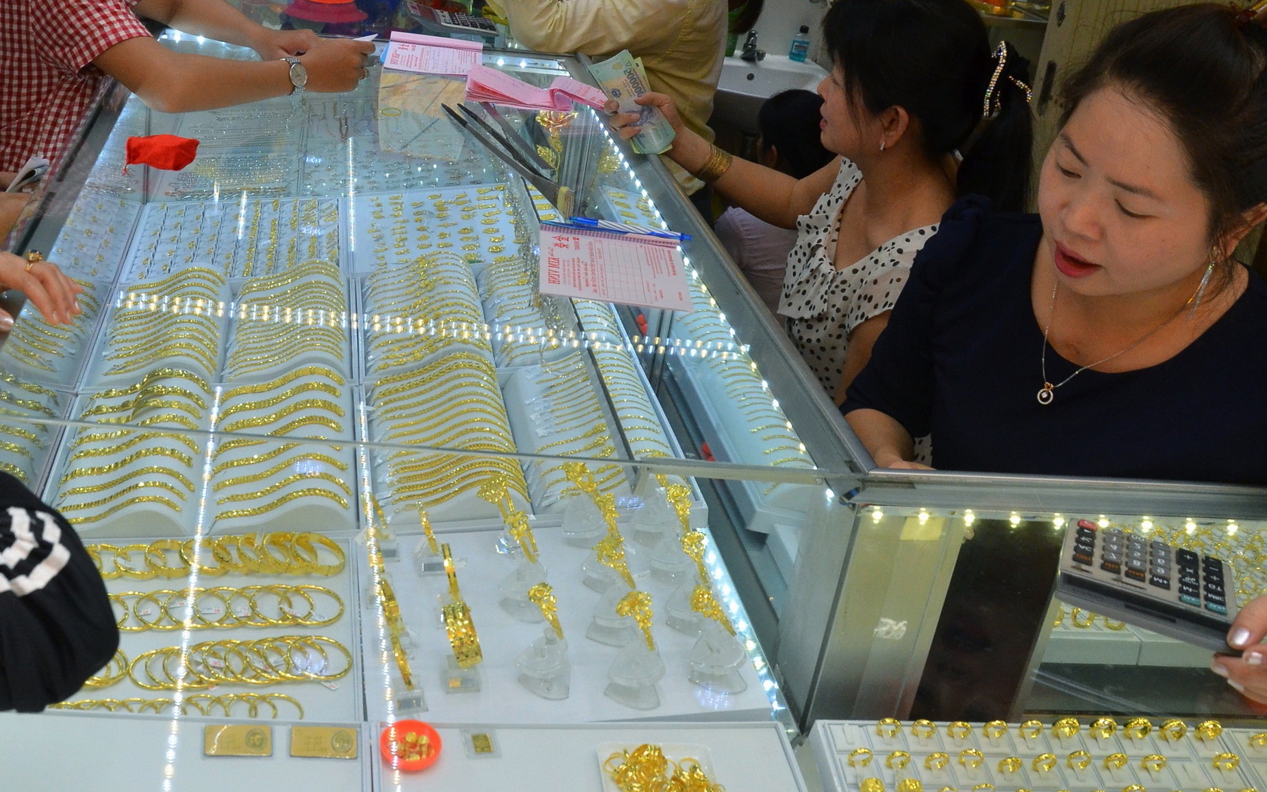 S&aacute;ng 16-5, gi&aacute; v&agrave;ng miếng SJC, v&agrave;ng nhẫn biến động mạnh - Ảnh 1.