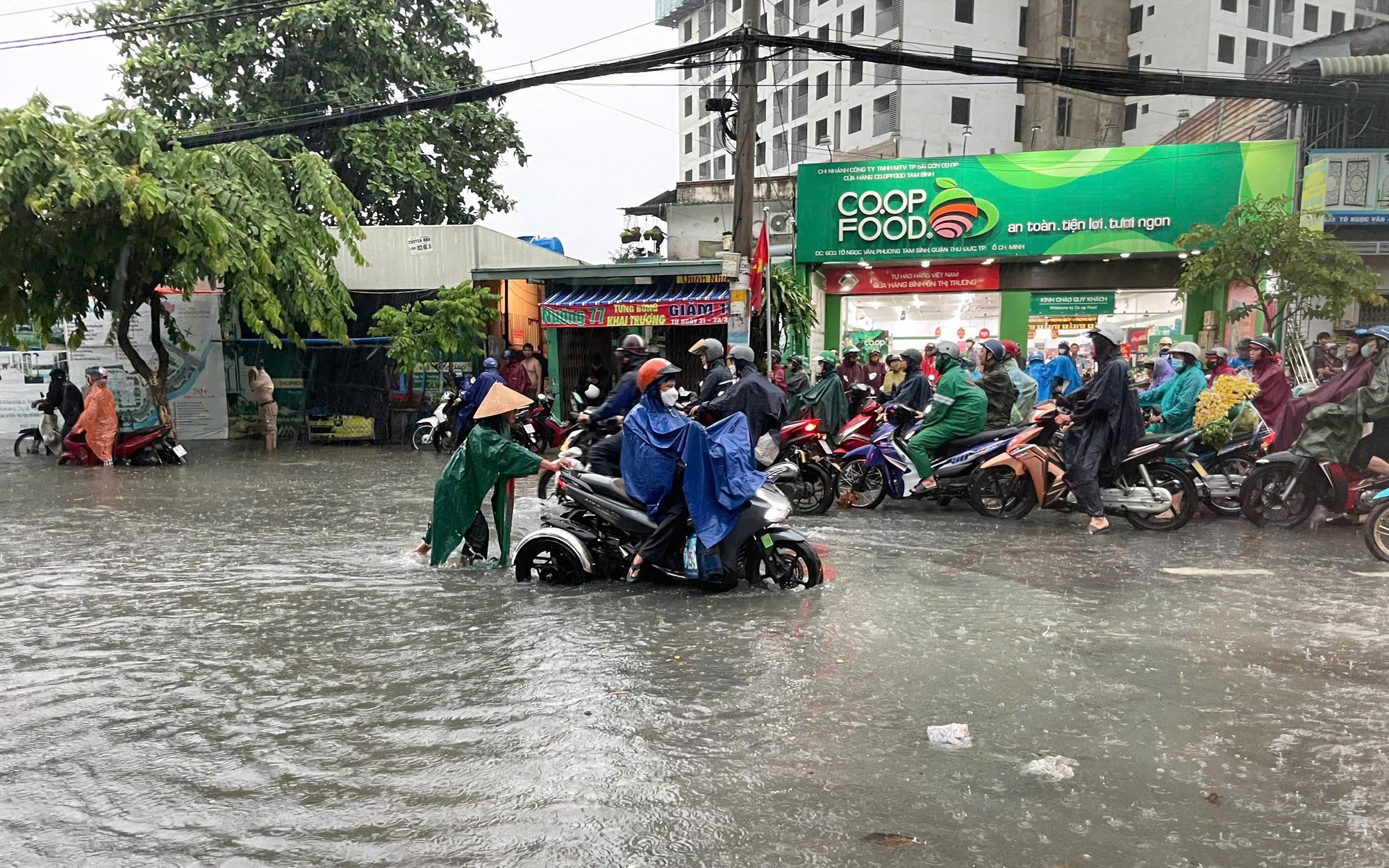 TP HCM: "Giải mã" rốn ngập chợ Thủ Đức
