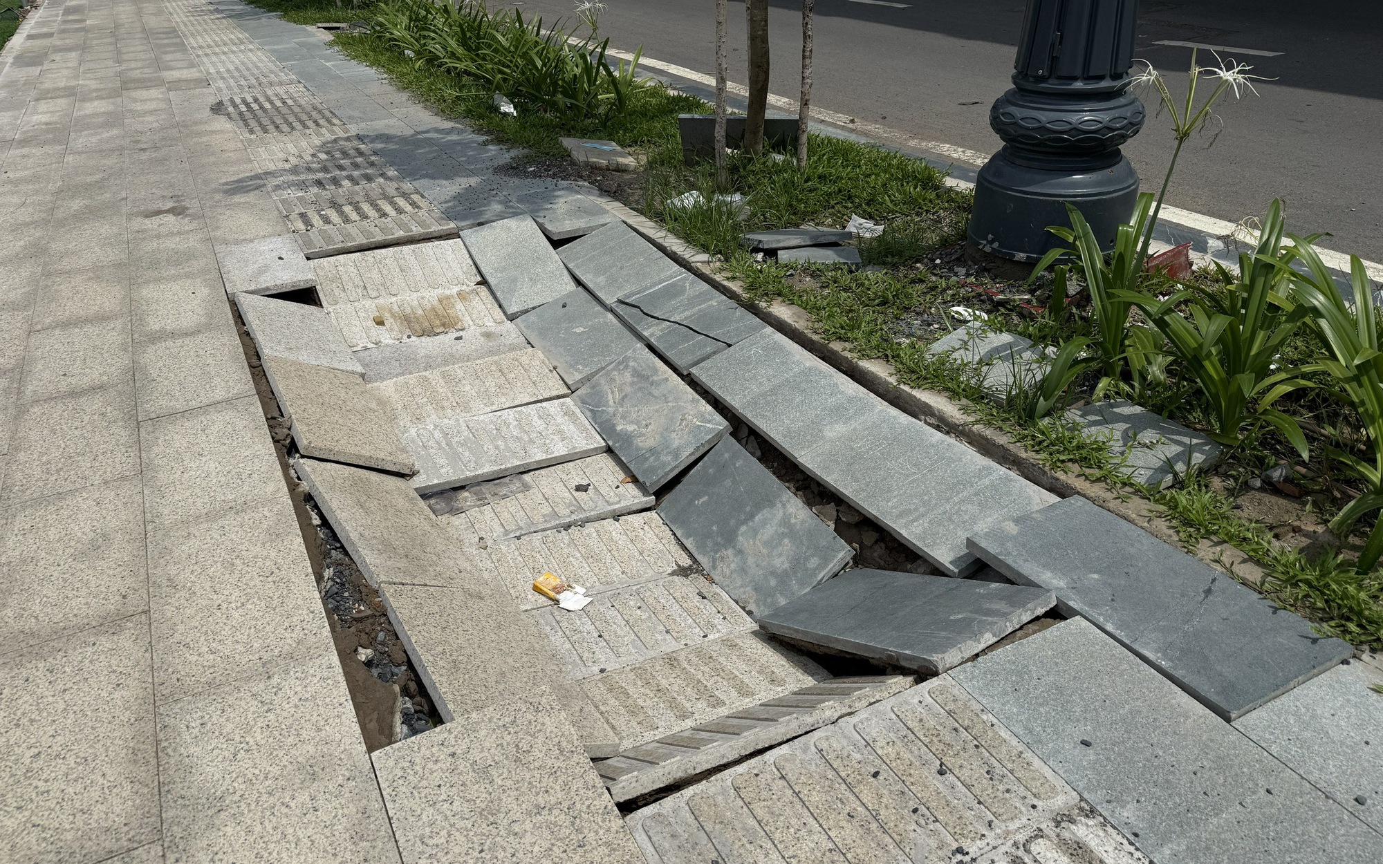 Điện lực Tân Bình phản hồi vụ sụt lún vỉa hè vào nhà ga T3