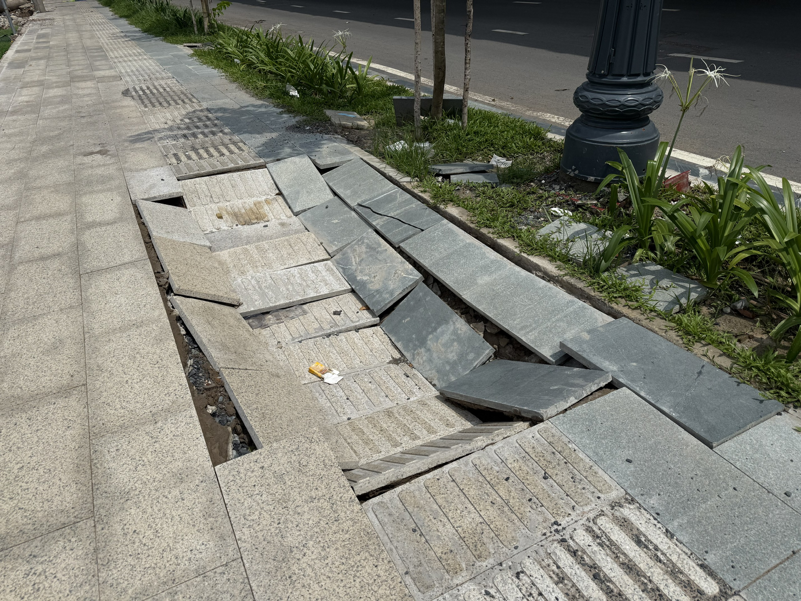 Điện lực Tân Bình phản hồi vụ sụt lún vỉa hè vào nhà ga T3, sẵn sàng tái lập mặt bằng theo thiết kế - Ảnh 1.